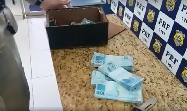 PRF acha R$ 70 mil em notas falsas com passageiro de ônibus em Vitoria da Conquista