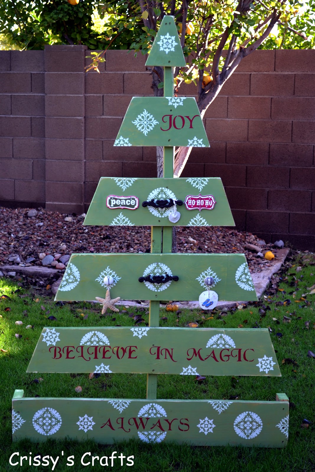 Crissy's Crafts Pallet Christmas Tree