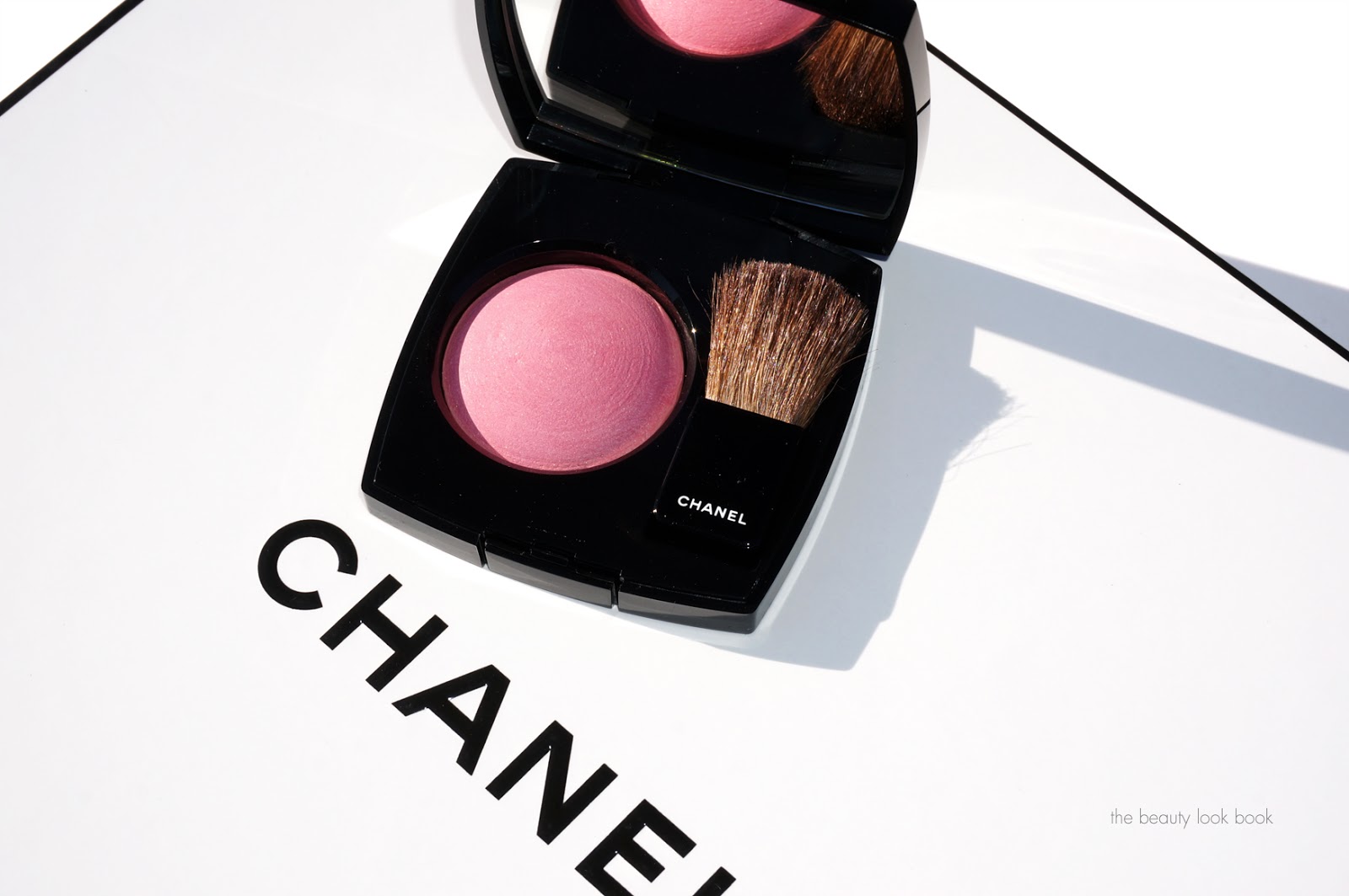 Chanel Sakura #87 Blush and Jardin de Camélias Illuminating Powder - Chanel.com  Exclusive - The Beauty Look Book