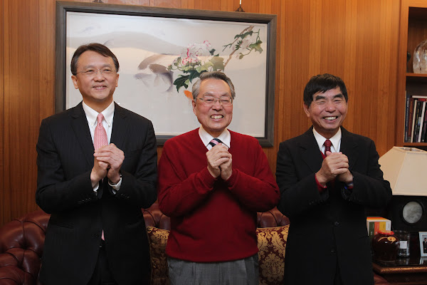 開工第一天，宏碁董事長黃少華（右）、宏碁執行長陳俊聖（左）到創辦人施振榮（中）家拜年。