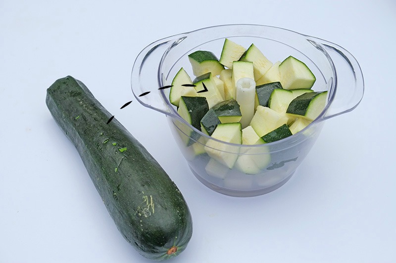 Was de Courgette en vervolgens maal je de Courgette heel fijn in de mixer. Was de Courgette en vervolgens maal je de Courgette heel fijn in de mixer.