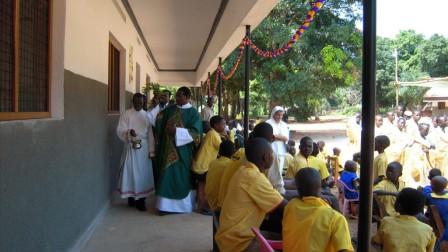 Monsignor Eduardo Hiiboro Kussala, vescono di Tombura-Yambio, benedice i nuovi edifici della scuola di Nzara. Novembre 2011