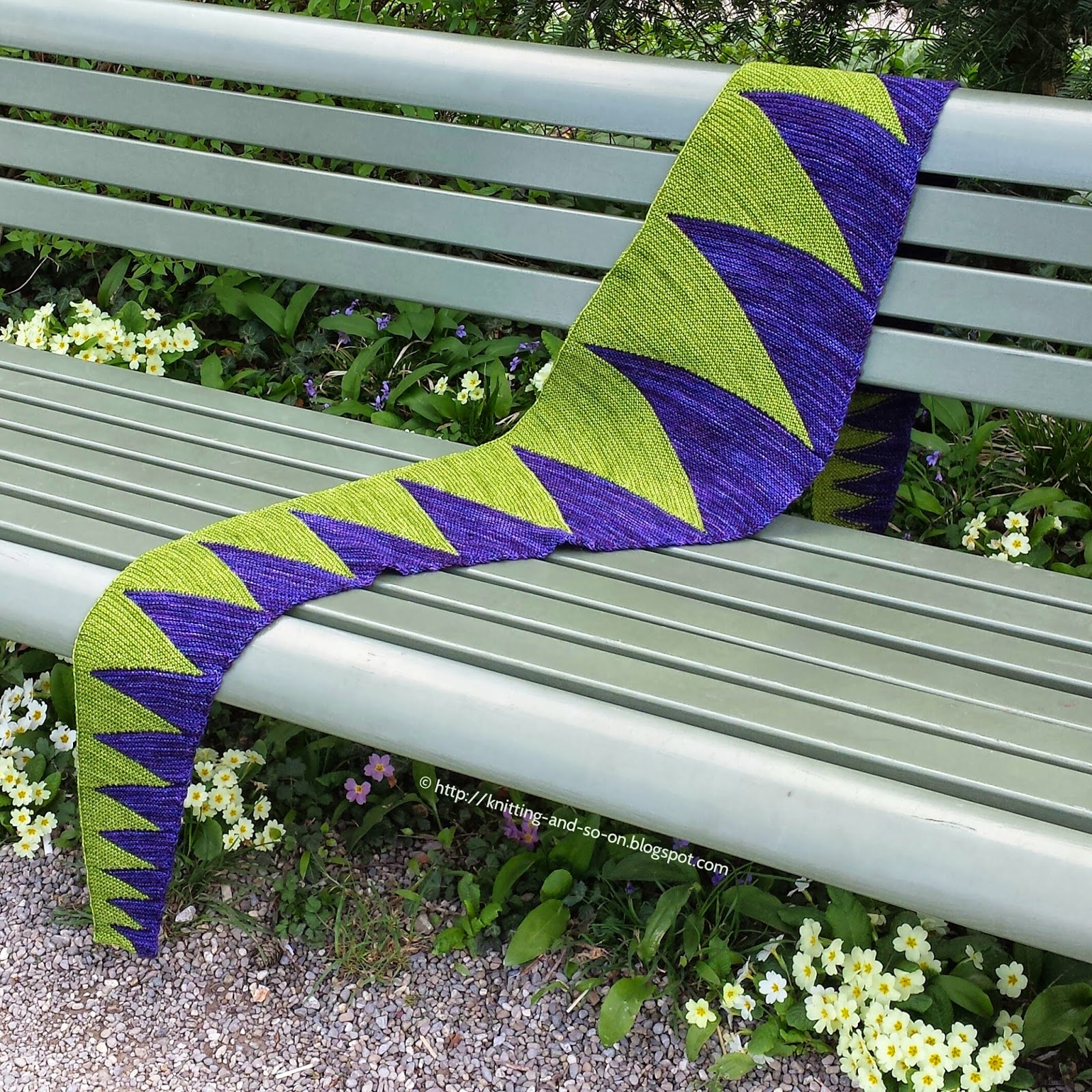 Free Knitting Pattern: Monster Tooth Scarf (http://knitting-and-so-on.blogspot.ch/)