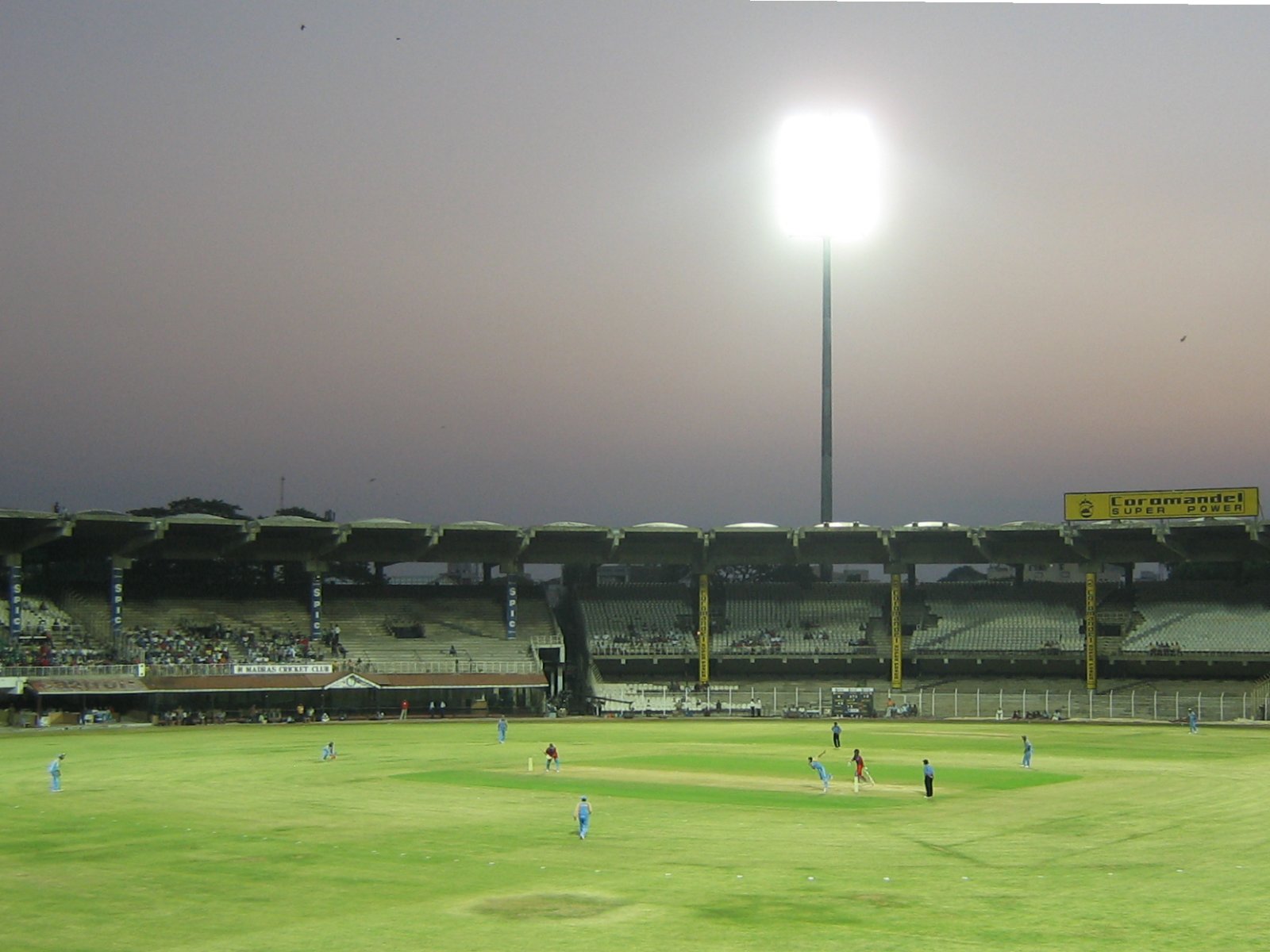 http://3.bp.blogspot.com/-dwbzZ8V07wQ/TYCeAI4McHI/AAAAAAAACg0/uIXpdmLWBHA/s1600/Chidambaram_Stadium_Chennai_wallpaper.jpg