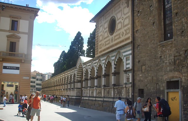 Via Degli Avelli è il pezzo di raccordo tra Piazza Santa Maria Novella