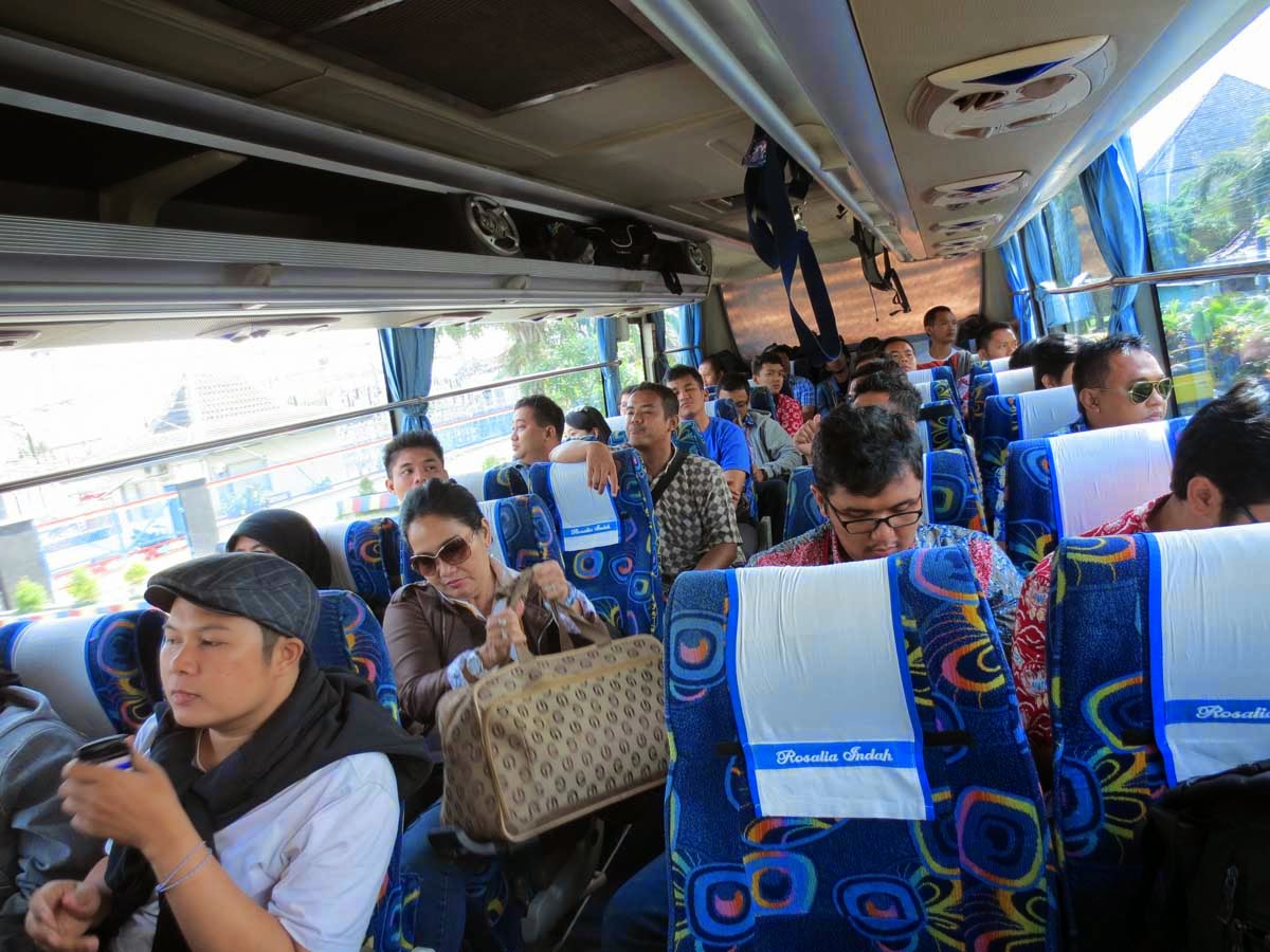 Tour guide bus. Dalam bus. Dalam bus. Dalam bus. Dalam bus.