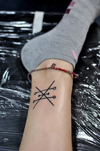 Bonito alquimia símbolos da tatuagem para mulheres