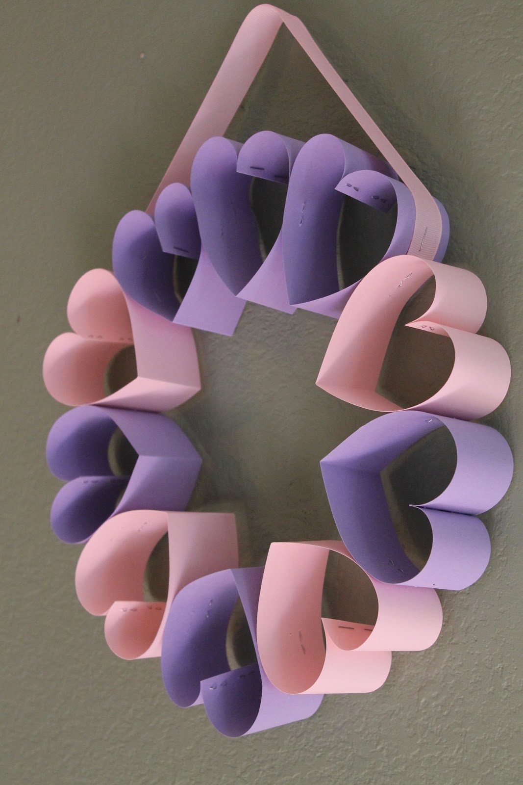 Easy DIY valentines Day Wreath out of construction paper, for kids, for