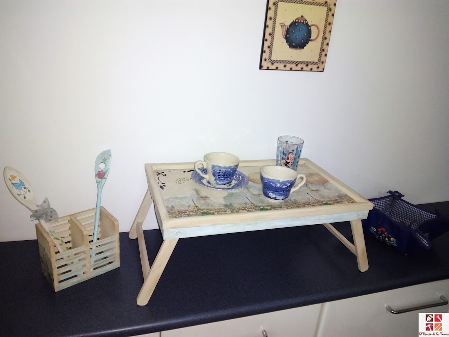 bandeja reciclada con pintura a la tiza y decoupage