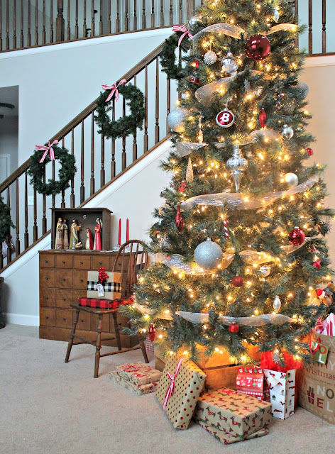 What a neat alternative to a Christmas tree skirt! DIY Christmas Tree Crate Stand