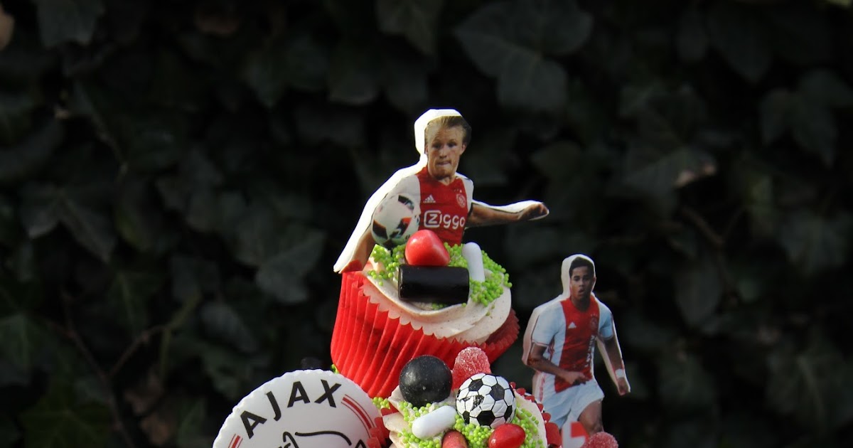 lekker zoet cupcakes en taart van Ajax voor Matthijs 10 jaar