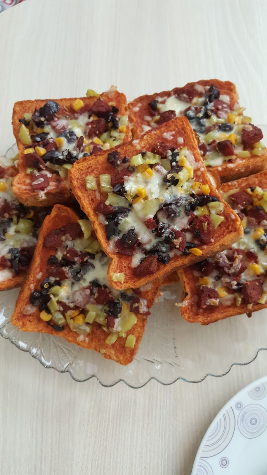 Tost ekmeğinden pratik mini pizza tarifi