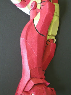 Iron man hecho de cartón recubierto con fibra de vidrio