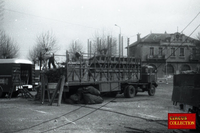 camion pour le transport des crémaillères des gradins 