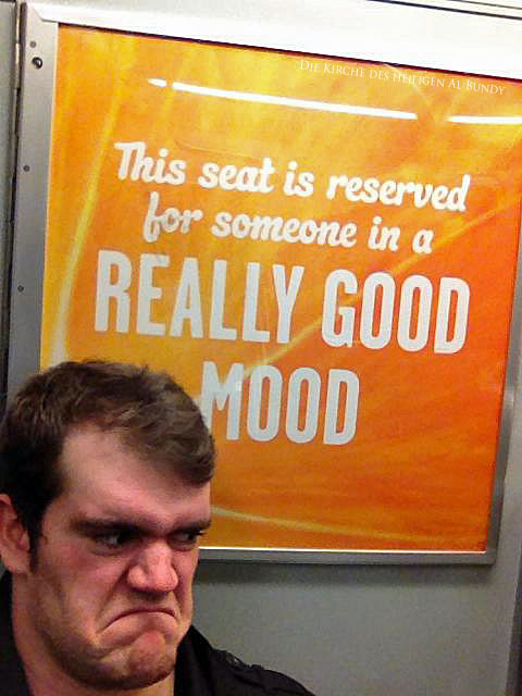 Mann mit schlechter Laune in Bahn - lustiges Plakat