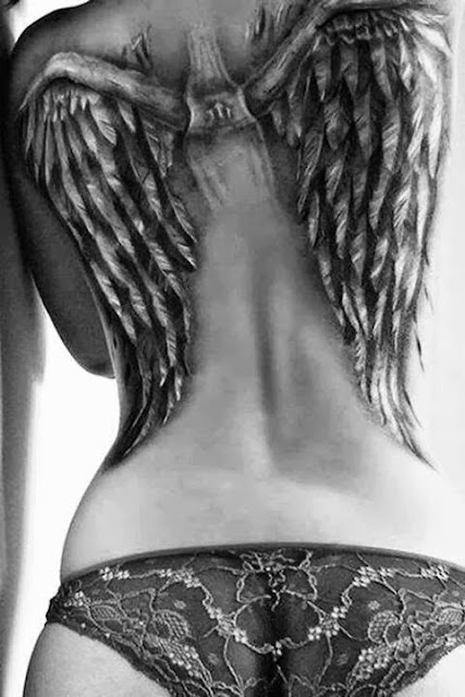 Tatuaje de alas en la espalda para mujer