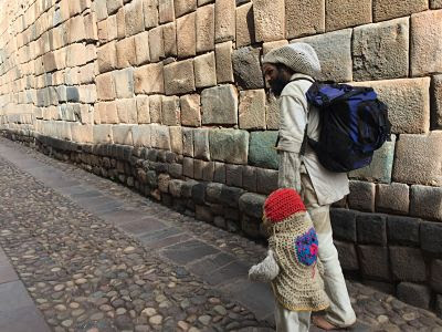 hippy vendiendo velas hechas con cera de abeja. Cuzco. Perú