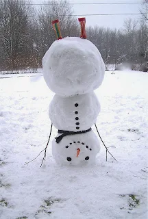 Muñeco de nieve parado boca abajo. 