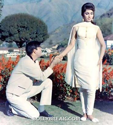 Dimple kapadia looks beautiful in this version of the churidar - (3) - Memorable bollywood outfits over the years- hot!!