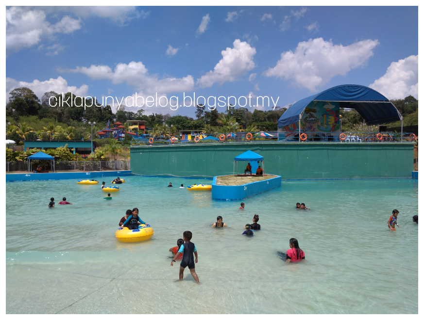 Sejukkan badan dan main air di Melaka Wonderland Theme Park. 