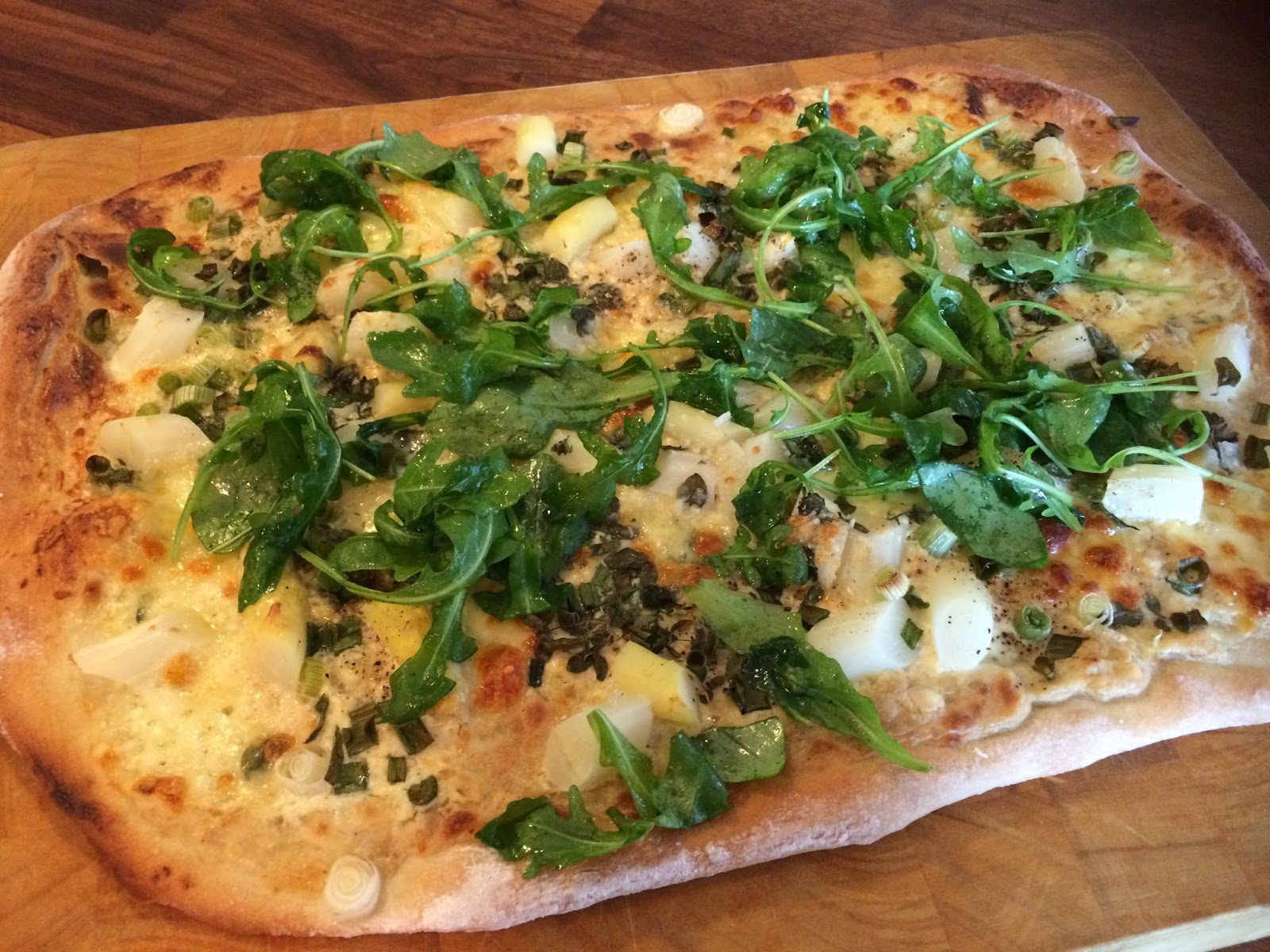 Farmors mat Vit pizza med sparris och salladslök