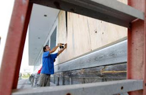 Jeremy Pickett, un vecino de Hatteras (en Carolina del Norte) instala tablones de madera