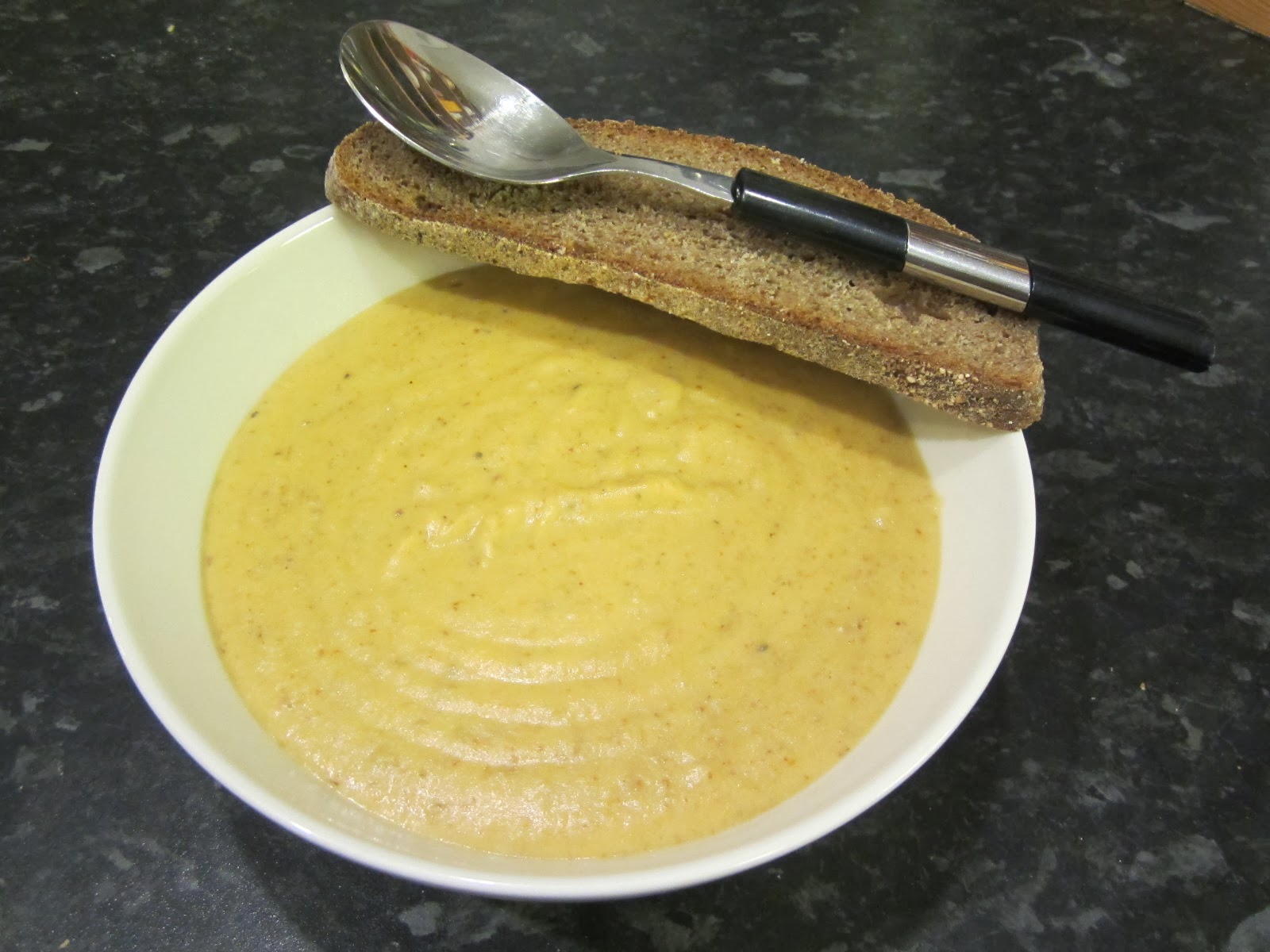 Valuraudalla Kermainen Savulohikeitto