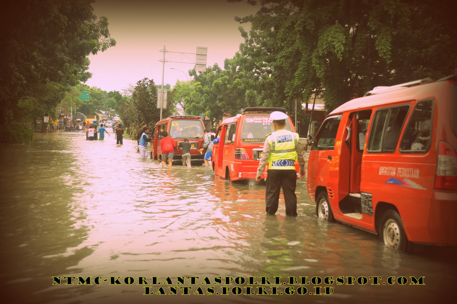 Tips Melewati Jalanan Yang Banjir  NTMC KORLANTAS POLRI
