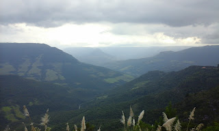 Vistas panorámicas de las montañas de Gramado, con distintas vegetaciones, praderas sembradas, bosques nativos, bosques plantados.