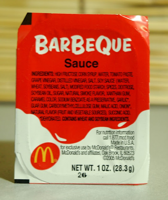 Sauce barbecue de McDonald’s les pieds sous la table