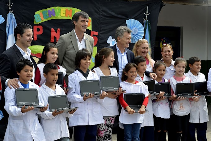 Mauricio Macri entregó aulas digitales en la Escuela Nº 65 de Merlo