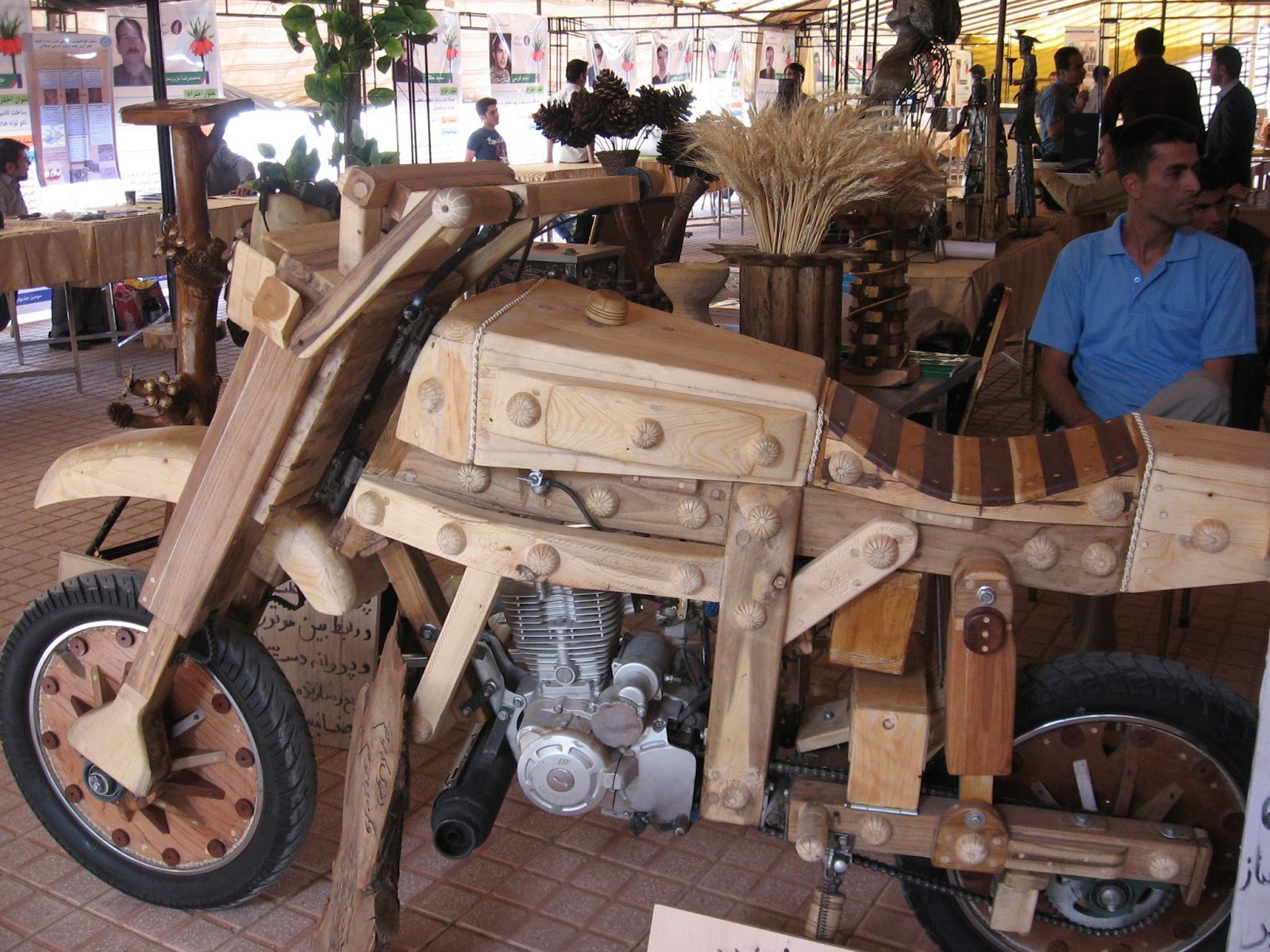 Moto/Bike di legno: Wooden Bike di Reza Mobini (Innovations Festival Koohrang, Iran)