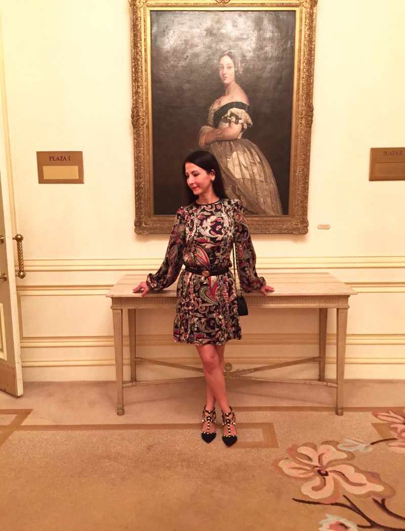 How to Style a Printed Dress for Day and Night - Night time styling How to Style a Printed Dress for Day and Night - Night time styling with rockstud shoes. Standing in front of large painting of a woman.