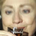 ΝΤΙΡΛΑ Η ΧΙΛΑΡΥ!!! Έπινε από νωρίς το πρωί βότκα σε προεκλογική της συγκέντρωση στο New Jersey !! 