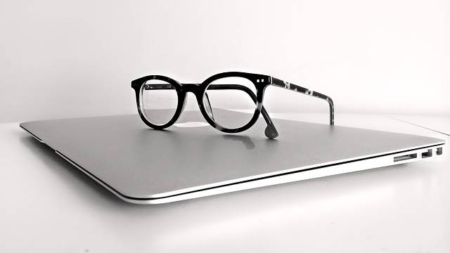 Notebook e óculos