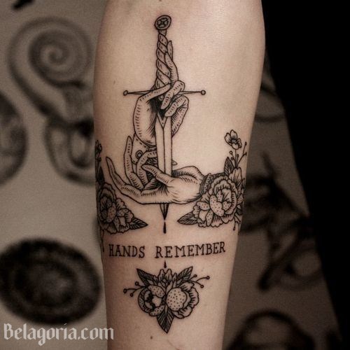 Un tatuaje de espada para mujer 