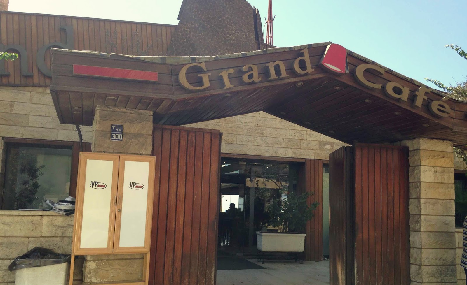 Grand Café Raouché, enough with the witchhunt already!