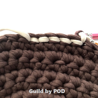 Guild by POD&毛糸ズキ！ TシャツヤーンSmooTeeとリュクスフェイクファーのハーフムーンショルダー無料編み図