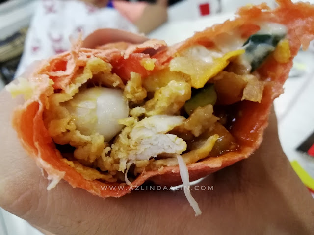 PEDAS SANGAT KE KFC GHOST PEPPER? - KFC sekarang ni, rajin keluarkan menu baru kan. As usual, kalau ada menu baru je di KFC..mummy akan terjah jugak lah. Nak jugaklah merasa kan menu baru. Biasanya menu baru ini limited time je ! Berbalik kisah menu baru di KFC iaitu KFC GHOST PEPPER. Bila nampak KFC GHOST PEPPER ni, pada awalnya rasa serba salah sangat-sangat nak cuba. Takut pedas tak ingat je. Mummy memang jenis tahan pedas, setakat cili api buat ulam tu.. apa lah sangat kan hehehe. PEDAS SANGAT KE KFC GHOST PEPPER? PEDAS SANGAT KE KFC GHOST PEPPER? Mummy risau pedas dia melampau tahap maksimum. Ye lah kan, kang kalau pedas sangat macam samyang tu kang membazir pulak. Hat tu, memang tak boleh nak tahan ! Kami laki bini memberanikan diri untuk mencuba KFC GHOST PEPPER? Jeng jeng jengggggg . Mummy memilih KFC GHOST PEPPER TWISTER manakala, daddy pulak memilih ZInger ! Bungkusan luar KFC GHOST PEPPER. Sama macam wrap biasa KFC Twister, corak je lain ! Gerun tak nampak wrap warna pink merah tu ha? Hehehe memula gerun jugak, ingatkan kulit wrap tu pedas jugak ! Rupanya warna je merah pink, jangan risau kulit tu ha tak pedas tau ! Pedas ke KFC GHOST PEPPER hehehe. Eh isi Twister dalamnya tak sama dalam gambar, isi nya tak sampai atas pun hehehe. Walau nampak macam tak sampai atas isinya, tapi isi dalamnya padat. Ada isi ayam (spicy), sayuran dan sos smokey BBQ (lebih kurang) sos inilah macam pedas. Tapi, bukan pedas berapi sangat pun. Masih okaylah pedasnya. Boleh tahan lagi. HARGA KFC GHOST PEPPER? Harga untuk KFC GHOST PEPPER ialah RM12.90 untuk twister . Manakala KFC GHOST PEPPER Zinger pula RM14.90. Jom cuba KFC GHOST PEPPER , sebab ianya limited time je tau ! PEDAS SANGAT KE KFC GHOST PEPPER? - KFC sekarang ni, rajin keluarkan menu baru kan. As usual, kalau ada menu baru je di KFC..mummy akan terjah jugak lah. Nak jugaklah merasa kan menu baru. Biasanya menu baru ini limited time je ! Berbalik kisah menu baru di KFC iaitu KFC GHOST PEPPER. Bila nampak KFC GHOST PEPPER ni, pada awalnya rasa serba salah sangat-sangat nak cuba. Takut pedas tak ingat je. Mummy memang jenis tahan pedas, setakat cili api buat ulam tu.. apa lah sangat kan hehehe. PEDAS SANGAT KE KFC GHOST PEPPER? PEDAS SANGAT KE KFC GHOST PEPPER? Mummy risau pedas dia melampau tahap maksimum. Ye lah kan, kang kalau pedas sangat macam samyang tu kang membazir pulak. Hat tu, memang tak boleh nak tahan ! Kami laki bini memberanikan diri untuk mencuba KFC GHOST PEPPER? Jeng jeng jengggggg . Mummy memilih KFC GHOST PEPPER TWISTER manakala, daddy pulak memilih ZInger ! Bungkusan luar KFC GHOST PEPPER. Sama macam wrap biasa KFC Twister, corak je lain ! Gerun tak nampak wrap warna pink merah tu ha? Hehehe memula gerun jugak, ingatkan kulit wrap tu pedas jugak ! Rupanya warna je merah pink, jangan risau kulit tu ha tak pedas tau ! Pedas ke KFC GHOST PEPPER hehehe. Eh isi Twister dalamnya tak sama dalam gambar, isi nya tak sampai atas pun hehehe. Walau nampak macam tak sampai atas isinya, tapi isi dalamnya padat. Ada isi ayam (spicy), sayuran dan sos smokey BBQ (lebih kurang) sos inilah macam pedas. Tapi, bukan pedas berapi sangat pun. Masih okaylah pedasnya. Boleh tahan lagi. HARGA KFC GHOST PEPPER? Harga untuk KFC GHOST PEPPER ialah RM12.90 untuk twister . Manakala KFC GHOST PEPPER Zinger pula RM14.90. Jom cuba KFC GHOST PEPPER , sebab ianya limited time je tau !