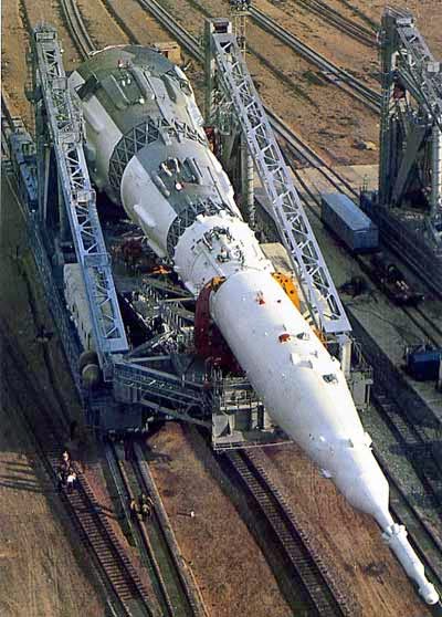 Il vettore lunare N-1 viene portato sulla rampa di lancio.