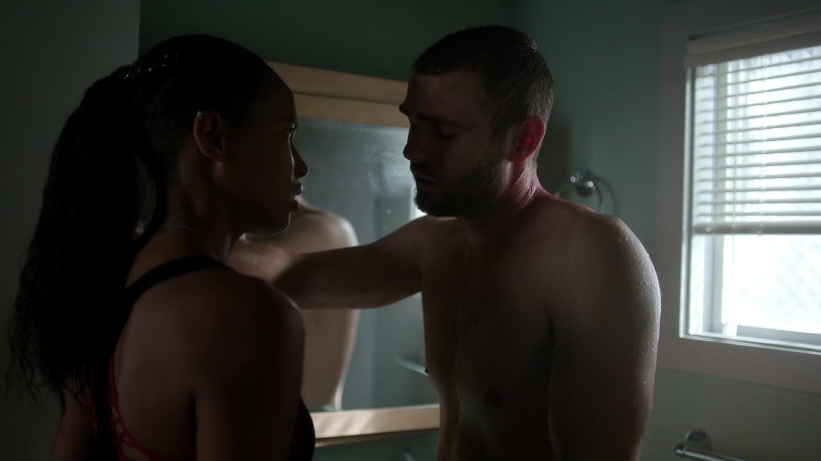 Alex Roe shirtless in Siren 1-02 "The Lure" .