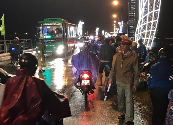 Quảng Ngãi Người dân dầm mưa xem tìm thi thể nạn nhân nhảy cầu Trà Khúc
