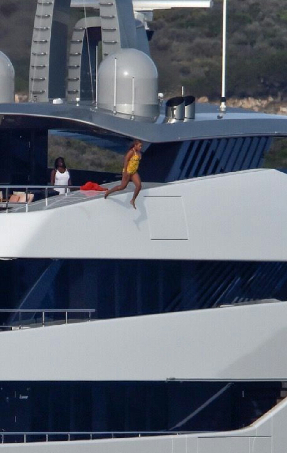 Beyonce jumps off a yacht in Italy