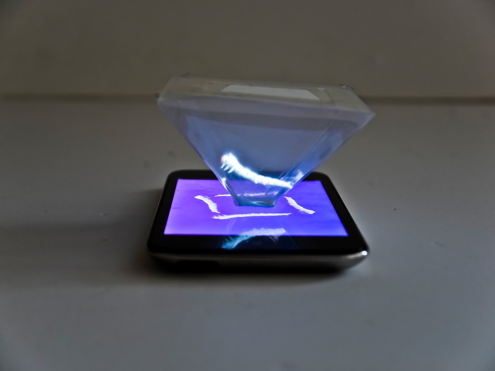 ÜBERNOTES Pepper's ghost 360° illusion pyramid test 002