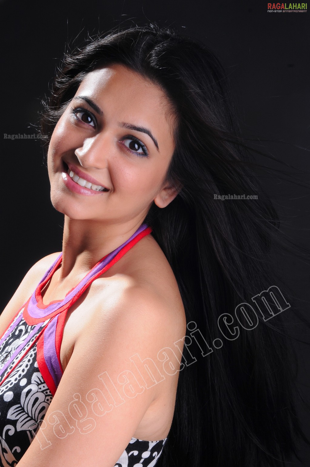Kriti Karbanda Hair1 - Kriti Karbanda Face Close up Pics