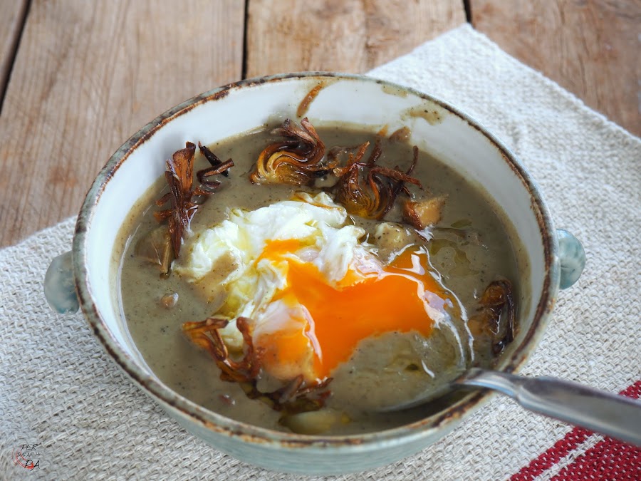 Crema de alcahofas asadas con alcachofas y ceps confitados, foie, crujiente de alcachofa y huevo poché.