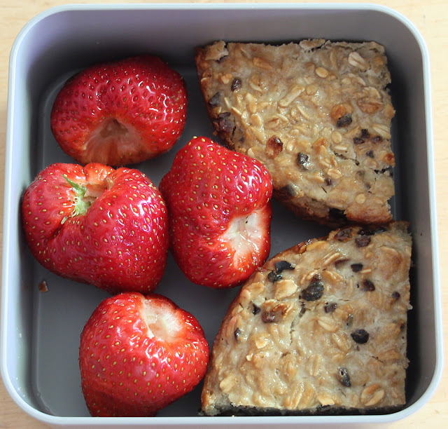 owsianka szarlotkowa i truskawki