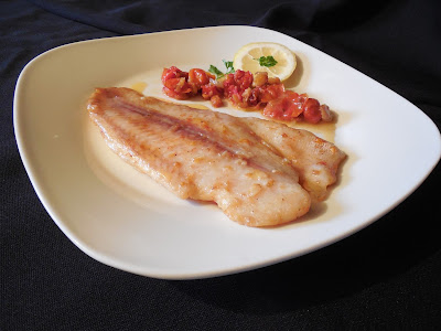 Peste la tigaie cu sos de rosii cherry