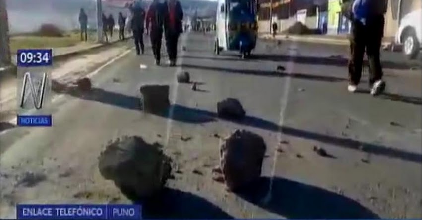 Maestros de Puno bloquean diferentes vías y protestan contra el gobierno Maestros de Puno bloquean diferentes vías y protestan contra el gobierno