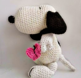 http://brocheastur.blogspot.com.es/2014/09/patron-amigurumi-snoopy-traducido.html